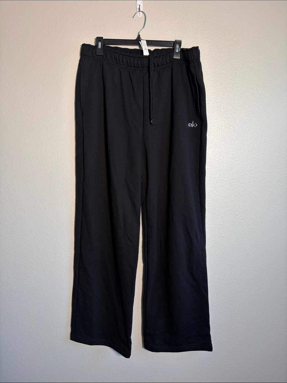 ALO Yoga Accolade Straight Leg Sweatpant in Black - XL - Picture 3 of 6